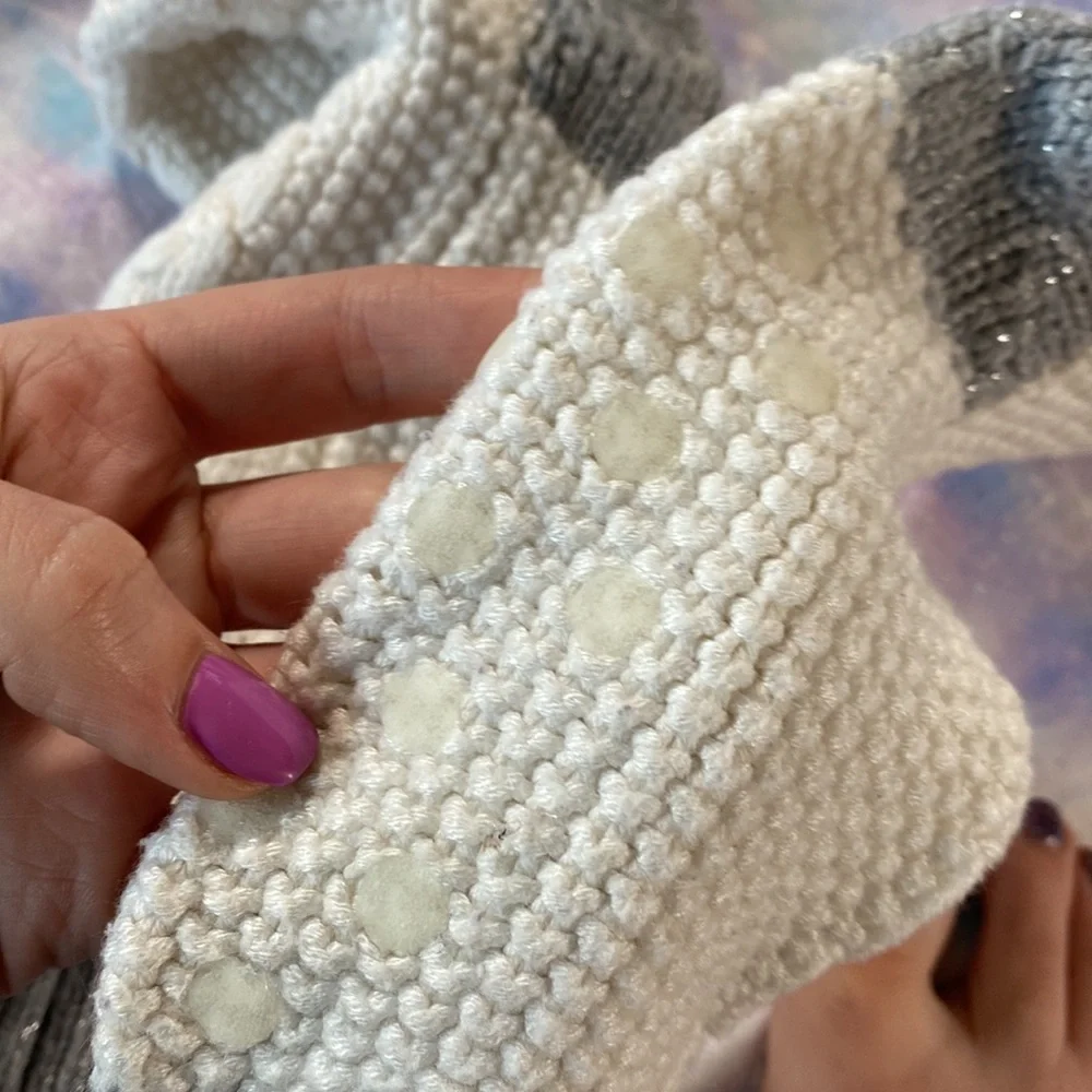 VS • Cashmere Blend Pom Pom Slipper Socks size M/L